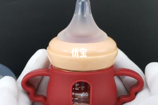 母乳必备嘴唇干燥起皮需要喂水